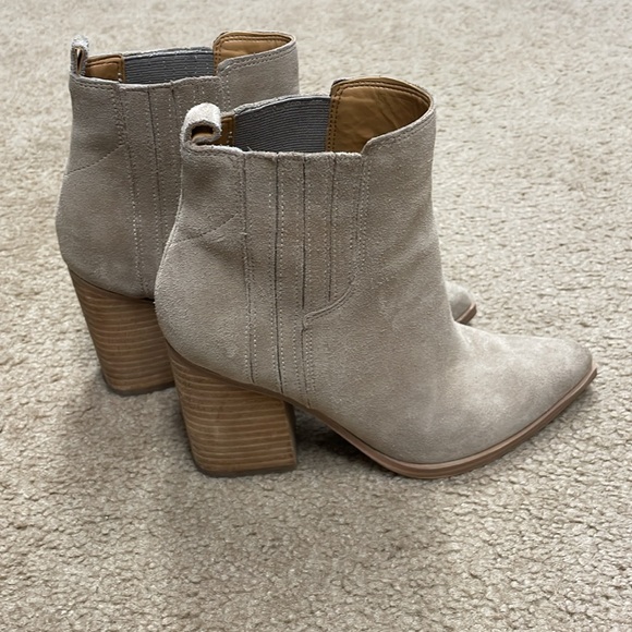 Marc Fisher LTD women pointed toe bootie. Size 6.5 - Picture 3 of 6